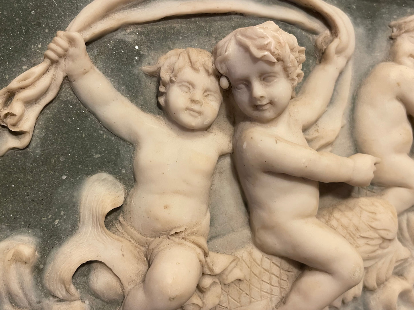 Coppia quadri in cornice barocca, bassorilievi in polvere di marmo anni ‘50 con putti