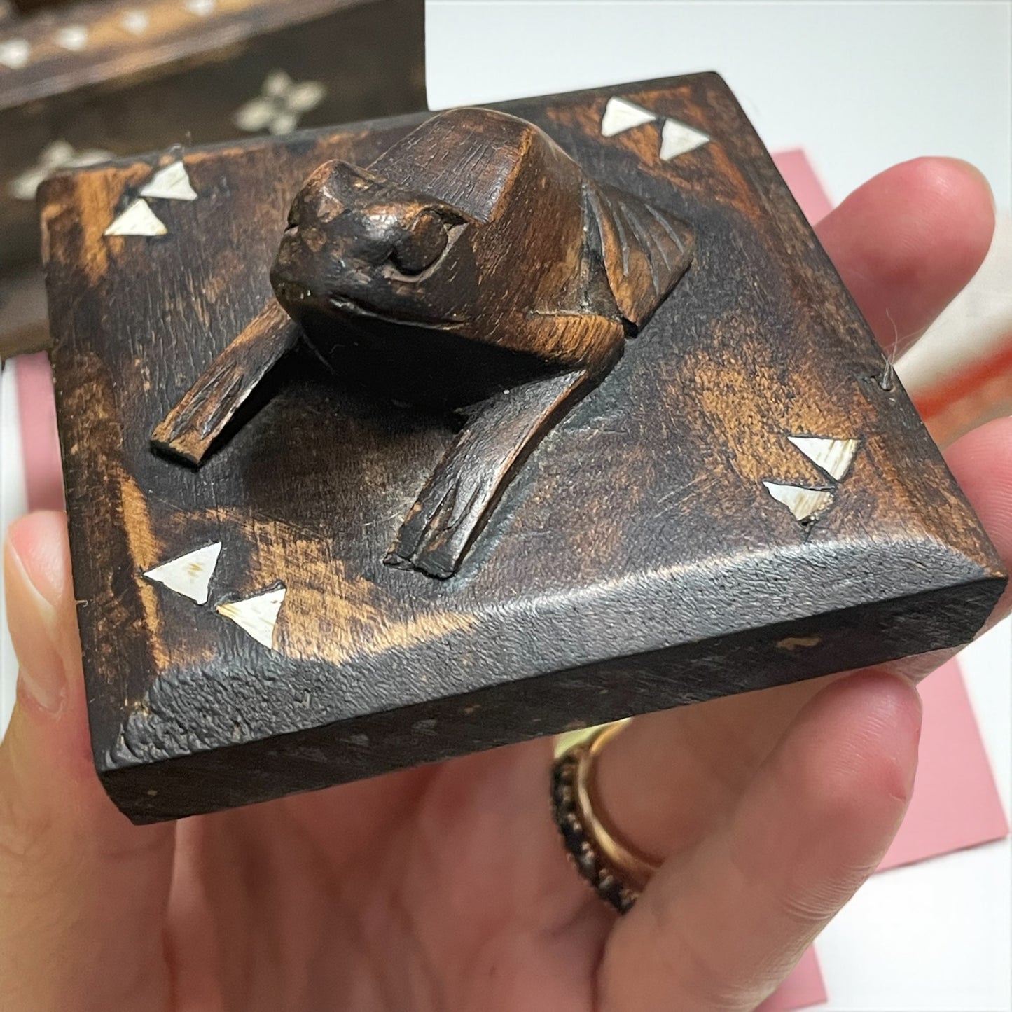 Scatola per foglie di tè con rane intagliate, II metà ‘900 legno e madreperla