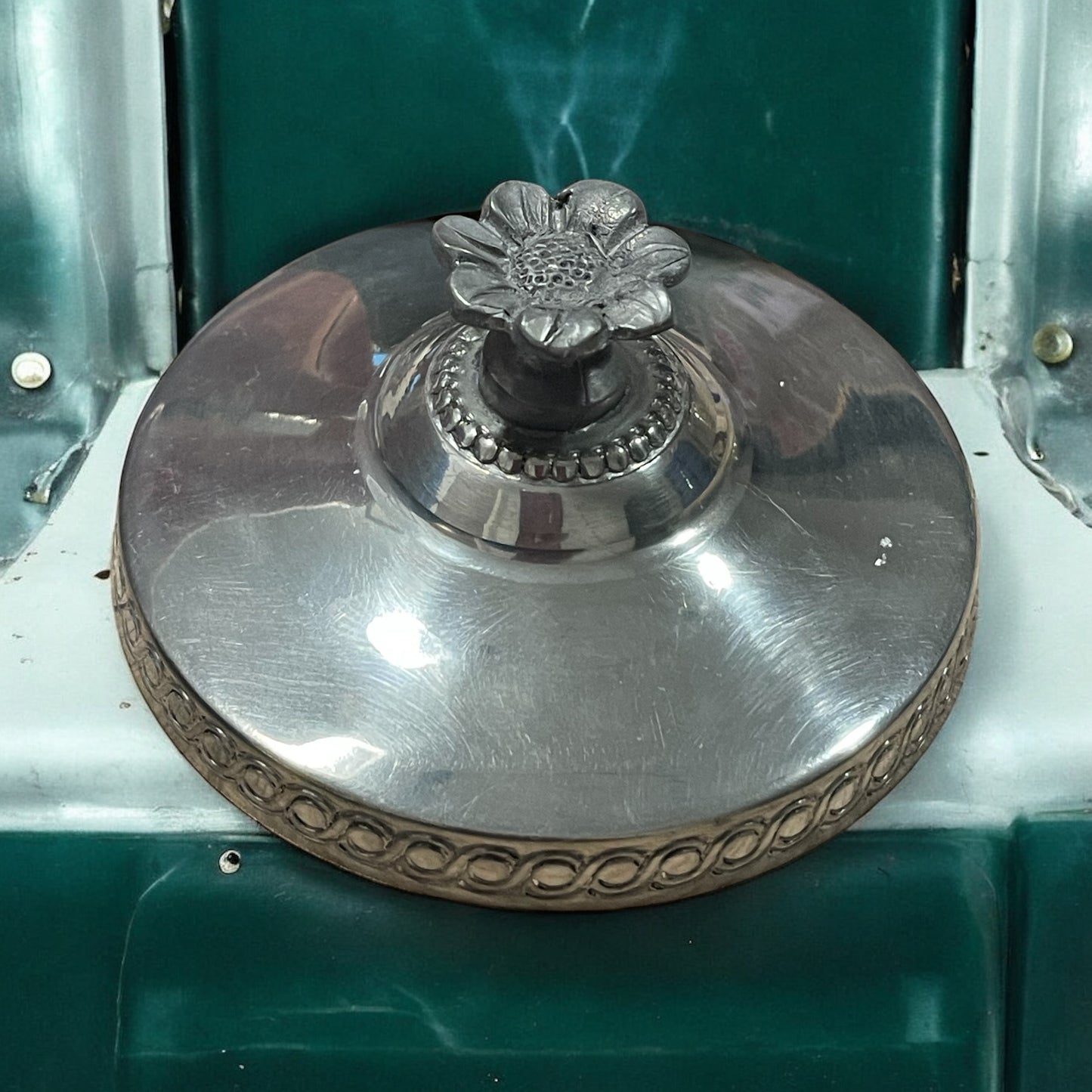 Delizioso porta bon bon in peltro e vetro inciso, anni ‘60