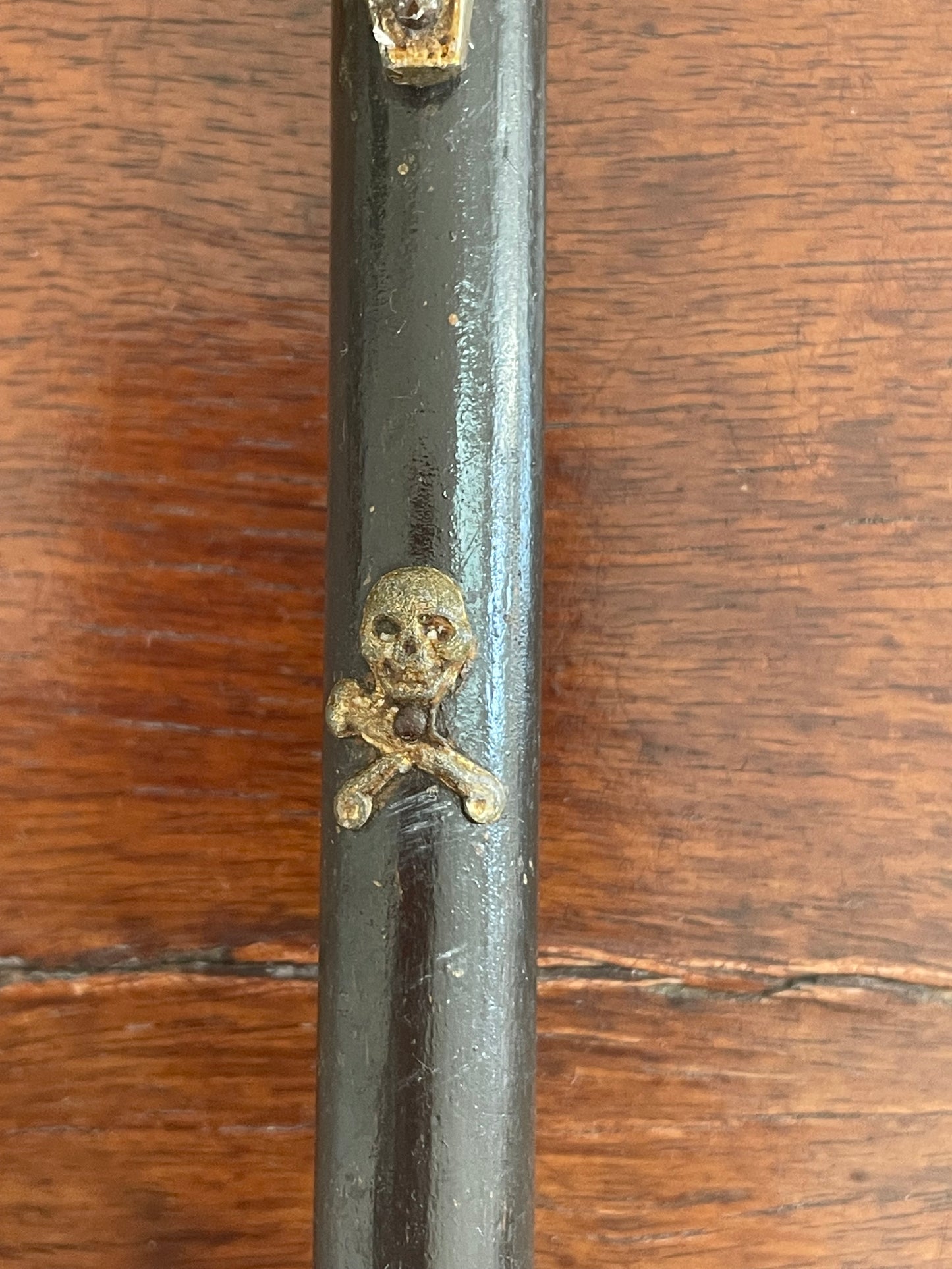 Croce da cappella votiva in legno nero con teschio, fine ‘800