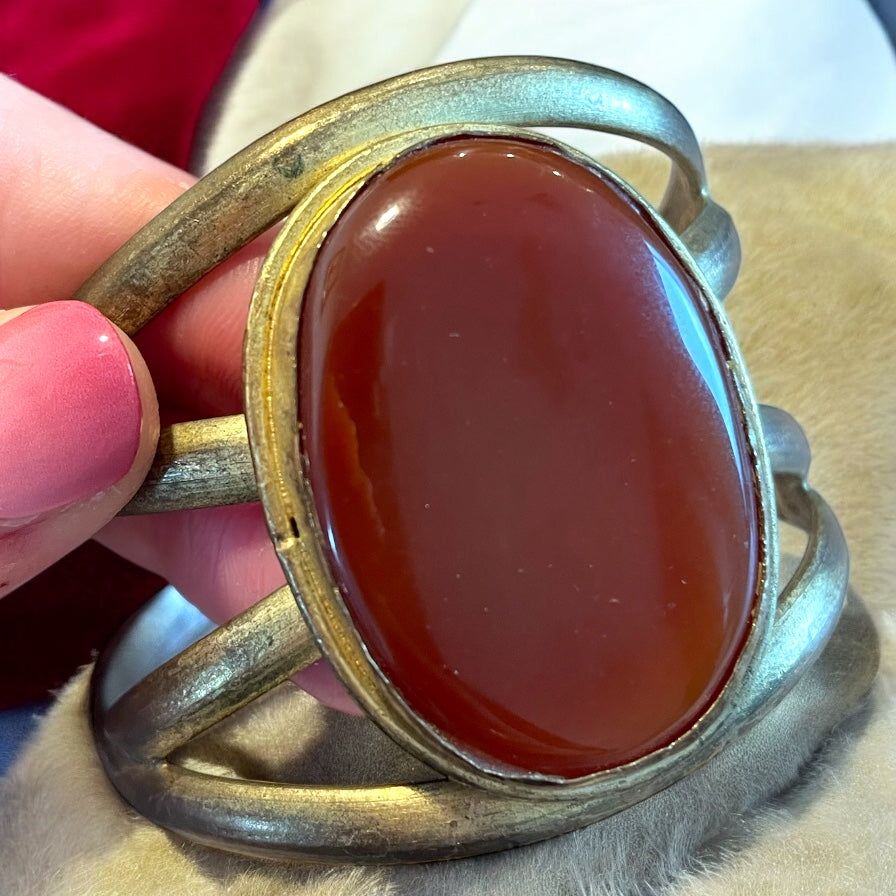 Bracciale con grande cabochon di corniola, boho, anni ‘60