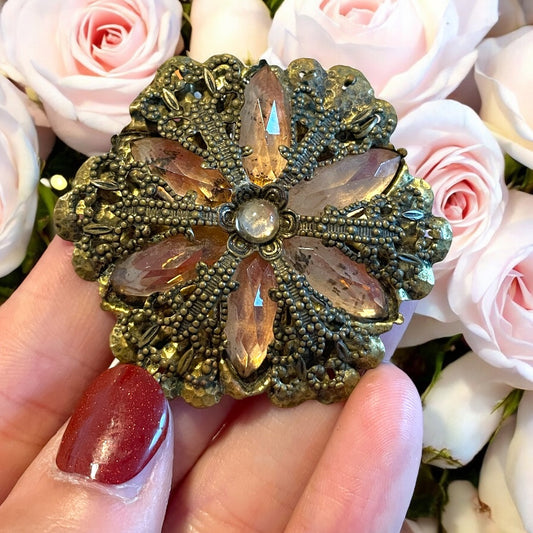 Spilla di bigiotteria francese anni ‘30-‘40 con inserti color pesca