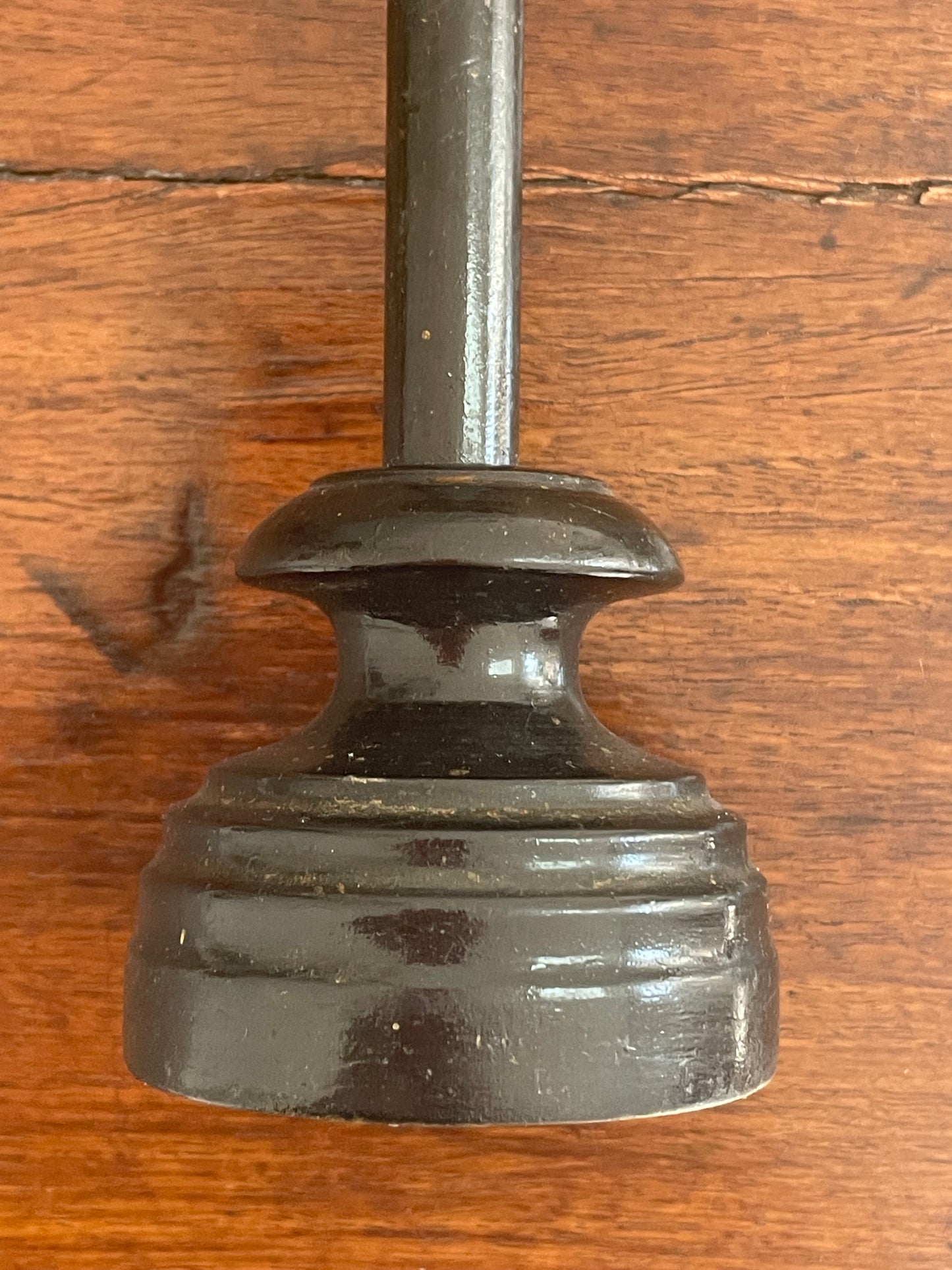 Croce da cappella votiva in legno nero con teschio, fine ‘800
