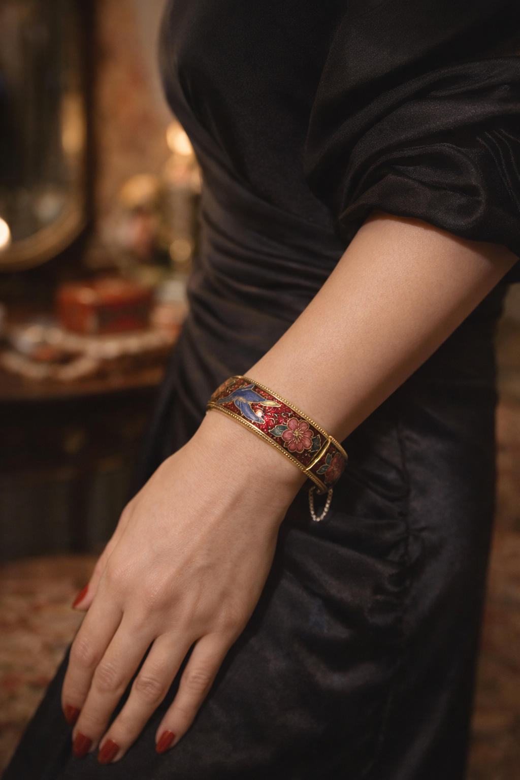 Bracciale rigido con smalti, tardo Déco gusto orientalista, con scrigno originale