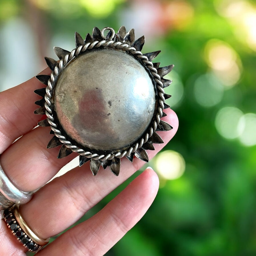 Grande pendente in argento a forma di dalia, ca anni ‘50