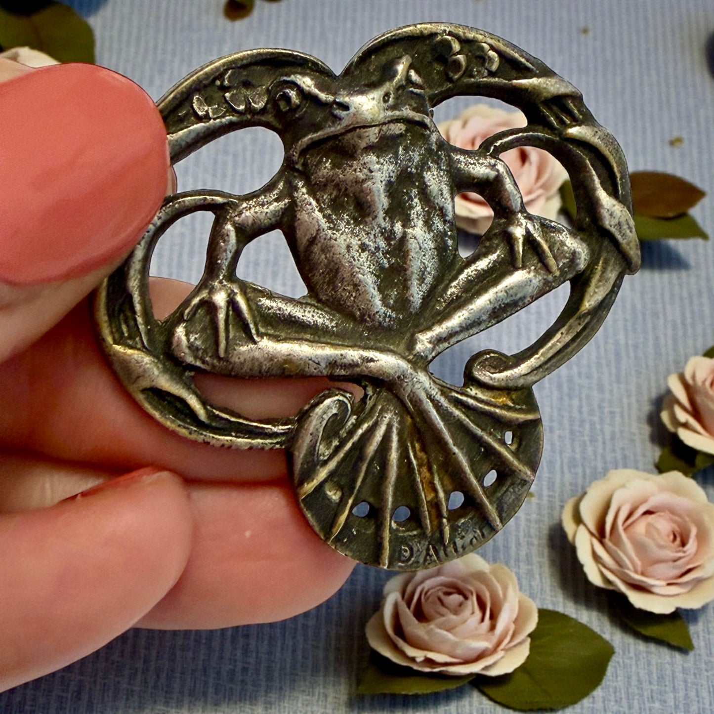 Medaglione liberty placcato argento, firmato, a guisa di rana in cornice floreale