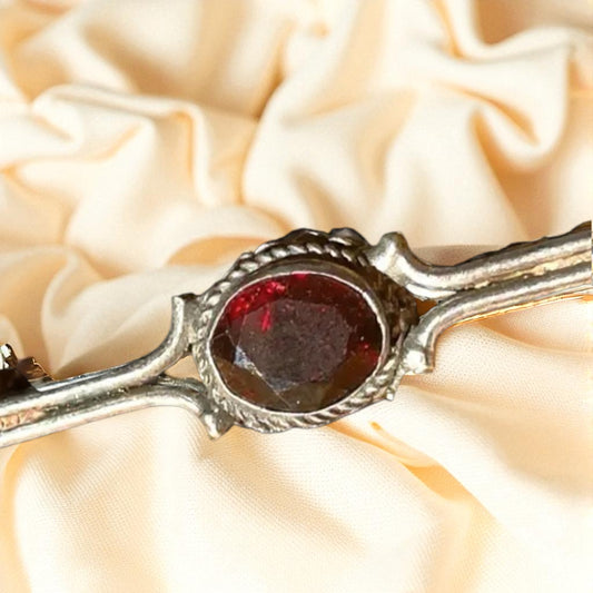 Spilla in argento con granato ed inclusione naturale, ca fine anni ‘40