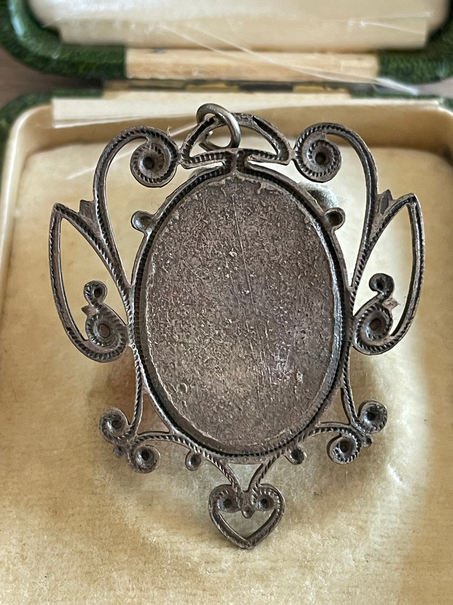 Ciondolo vintage con cabochon in vetro rosa vintage
