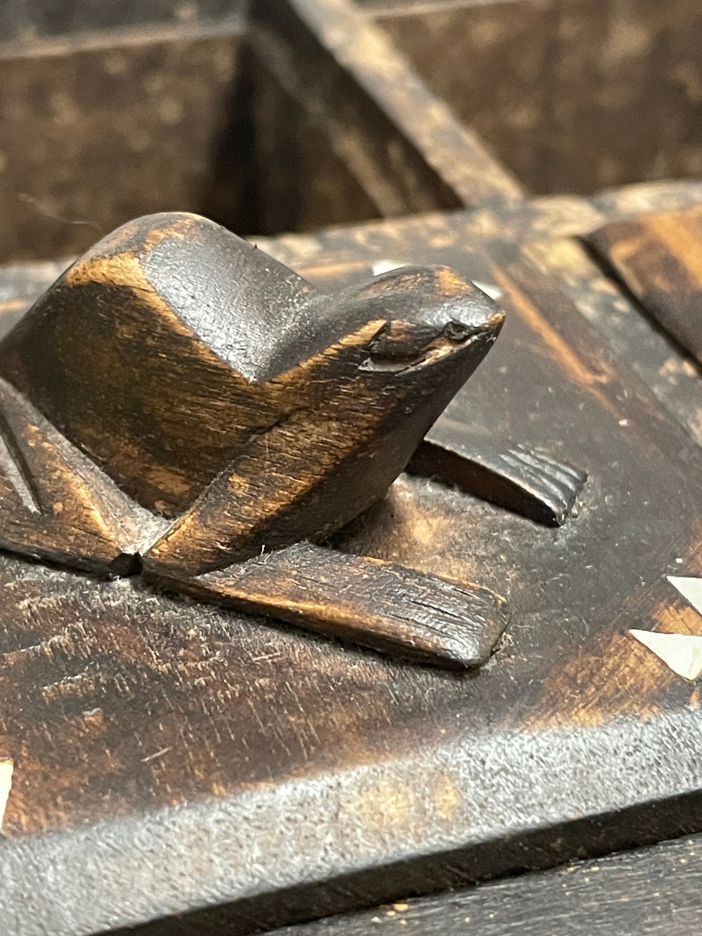 Scatola per foglie di tè con rane intagliate, II metà ‘900 legno e madreperla