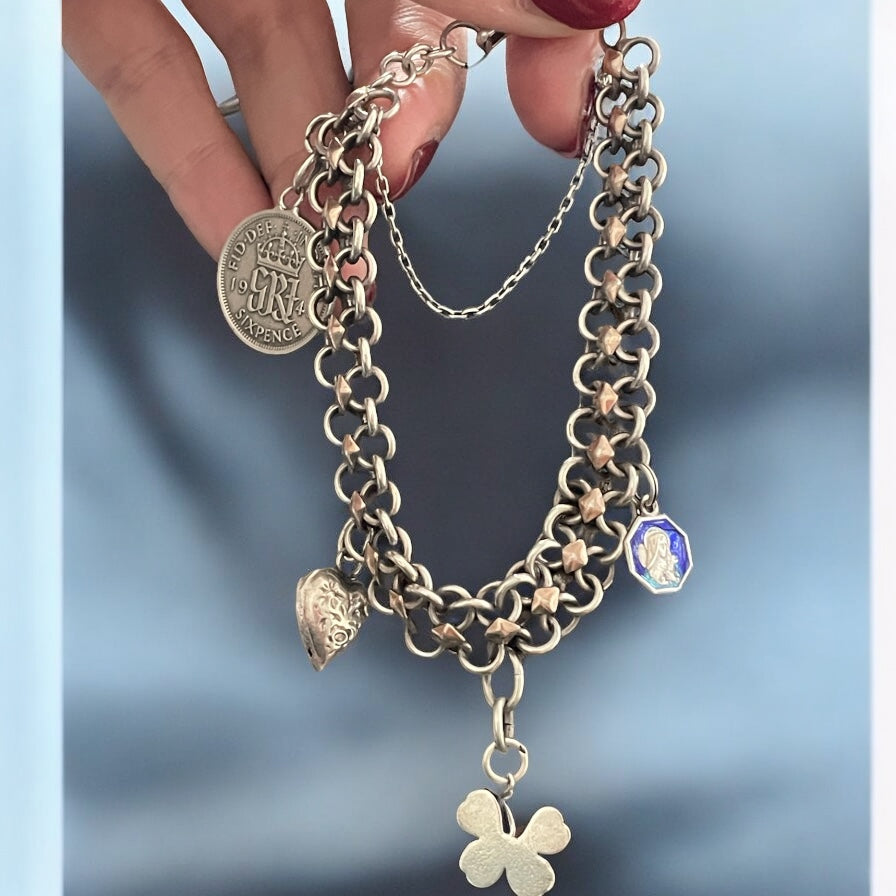 Bracciale porta fortuna in argento anni ‘40 con charms d’epoca