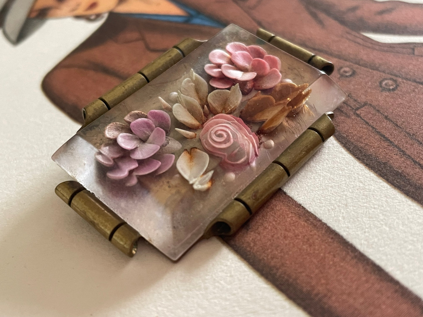 Spilla francese in lucite con formazioni floreali incastonate, fine anni ‘40