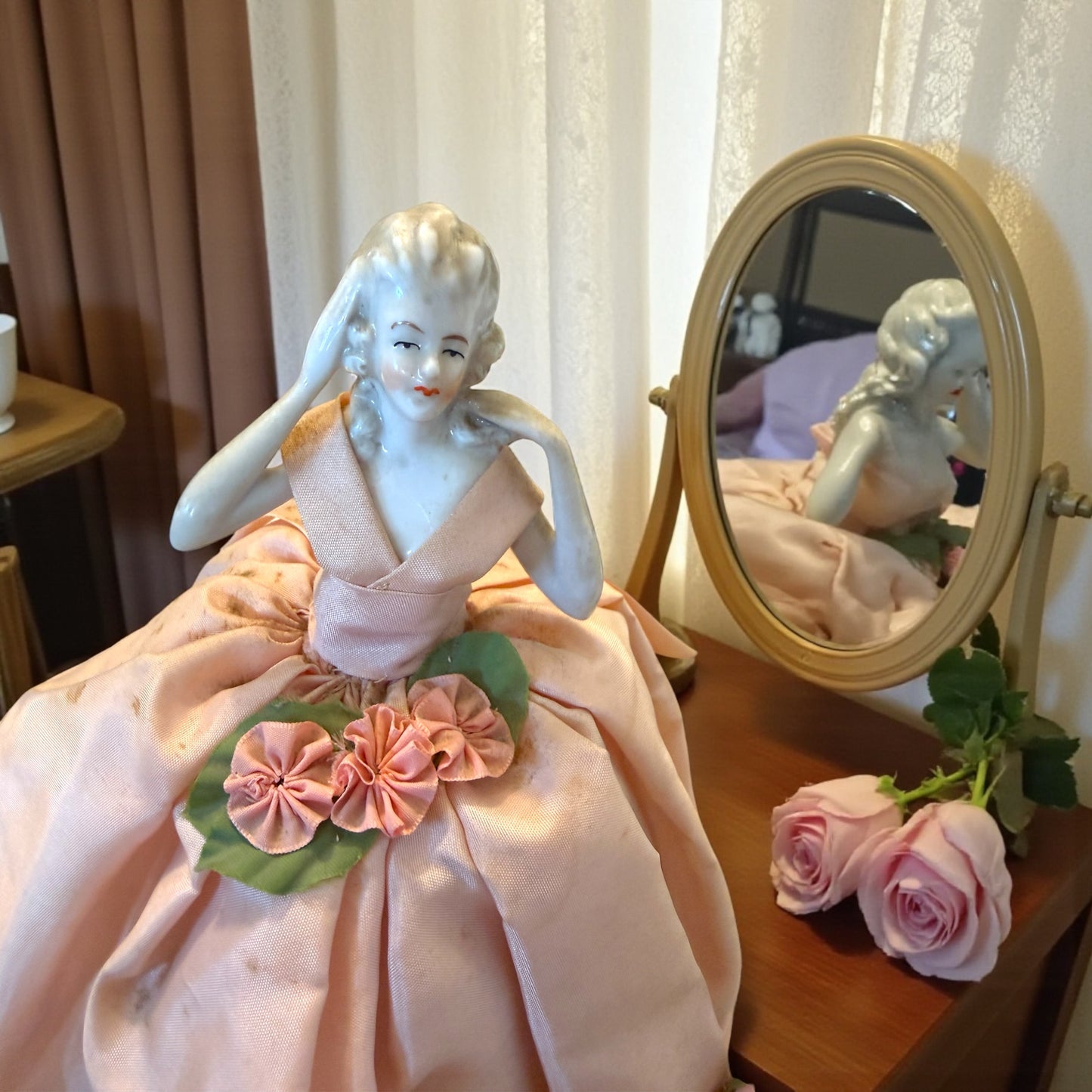 Antica half doll con abito rosa cipria e fiori tessuti a mano, anni ‘30