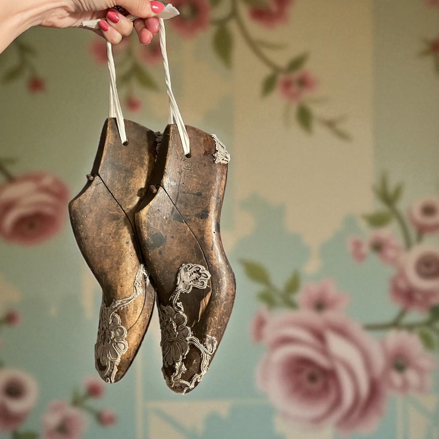 Antiche forme per scarpe femminili con pizzo e passamanerie
