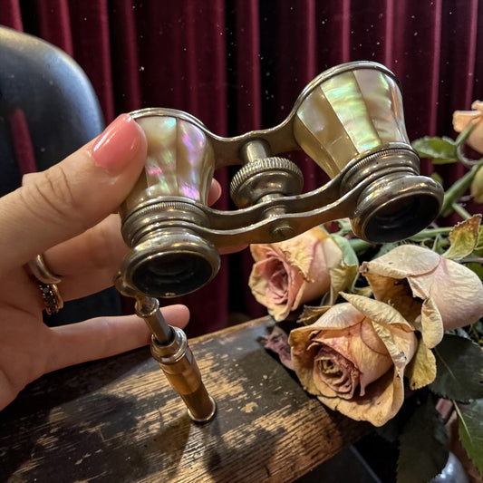 Antico binocolo opera glasses in madreperla con manico telescopico, ca 1890-1910