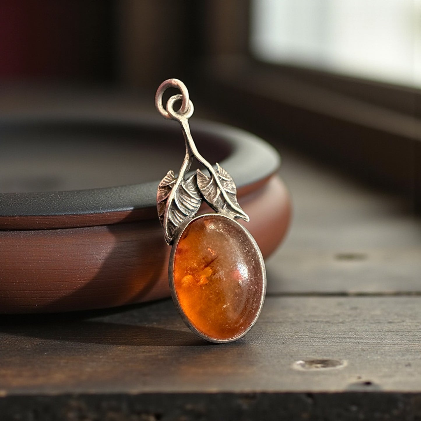 Pendente in Ambra e argento 925 con lavorazione fitomorfa