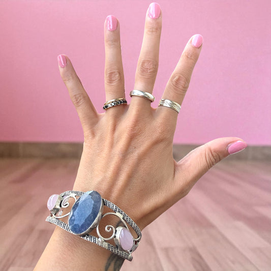 Bracciale semi rigido placcato argento con lapis centrale e due cabochon quarzo rosa