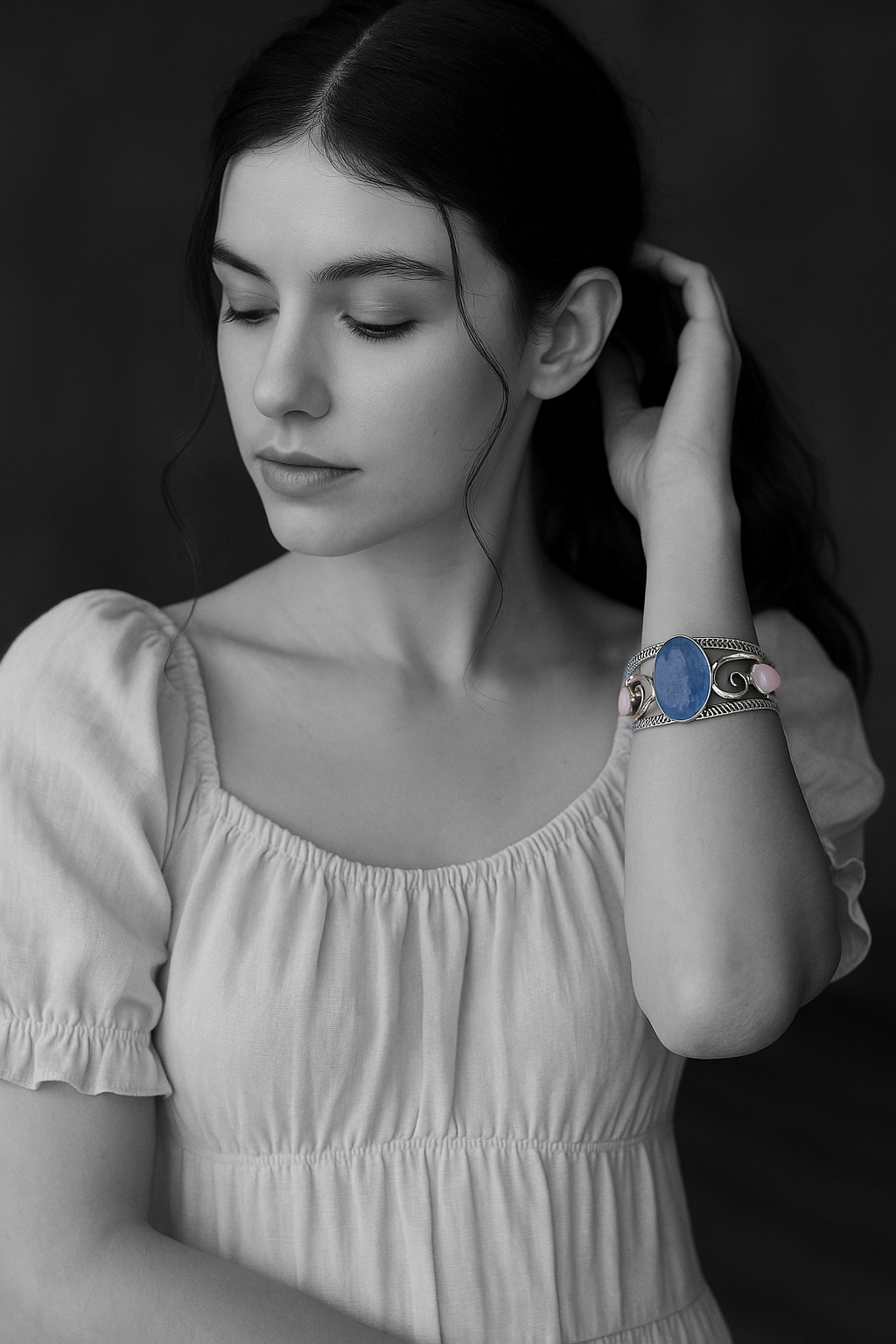 Bracciale semi rigido placcato argento con lapis centrale e due cabochon quarzo rosa