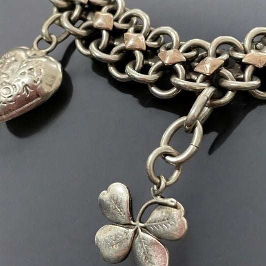 Bracciale porta fortuna in argento anni ‘40 con charms d’epoca