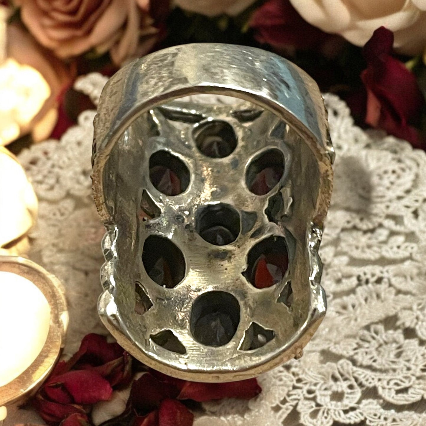 Anello con granati e marcasiti, stile vittoriano, argento
