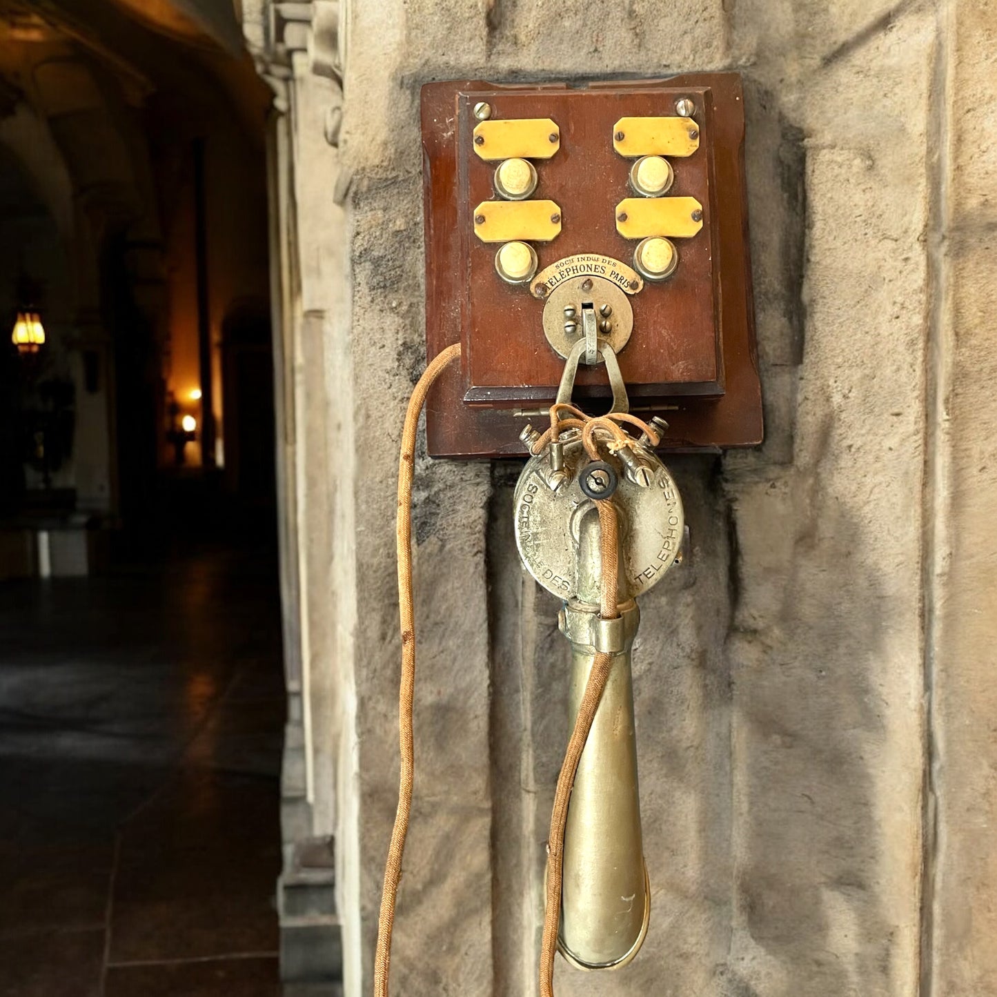 Antico telefono da centralino d’hotel, pulsantiera e ricevitore anni ‘20