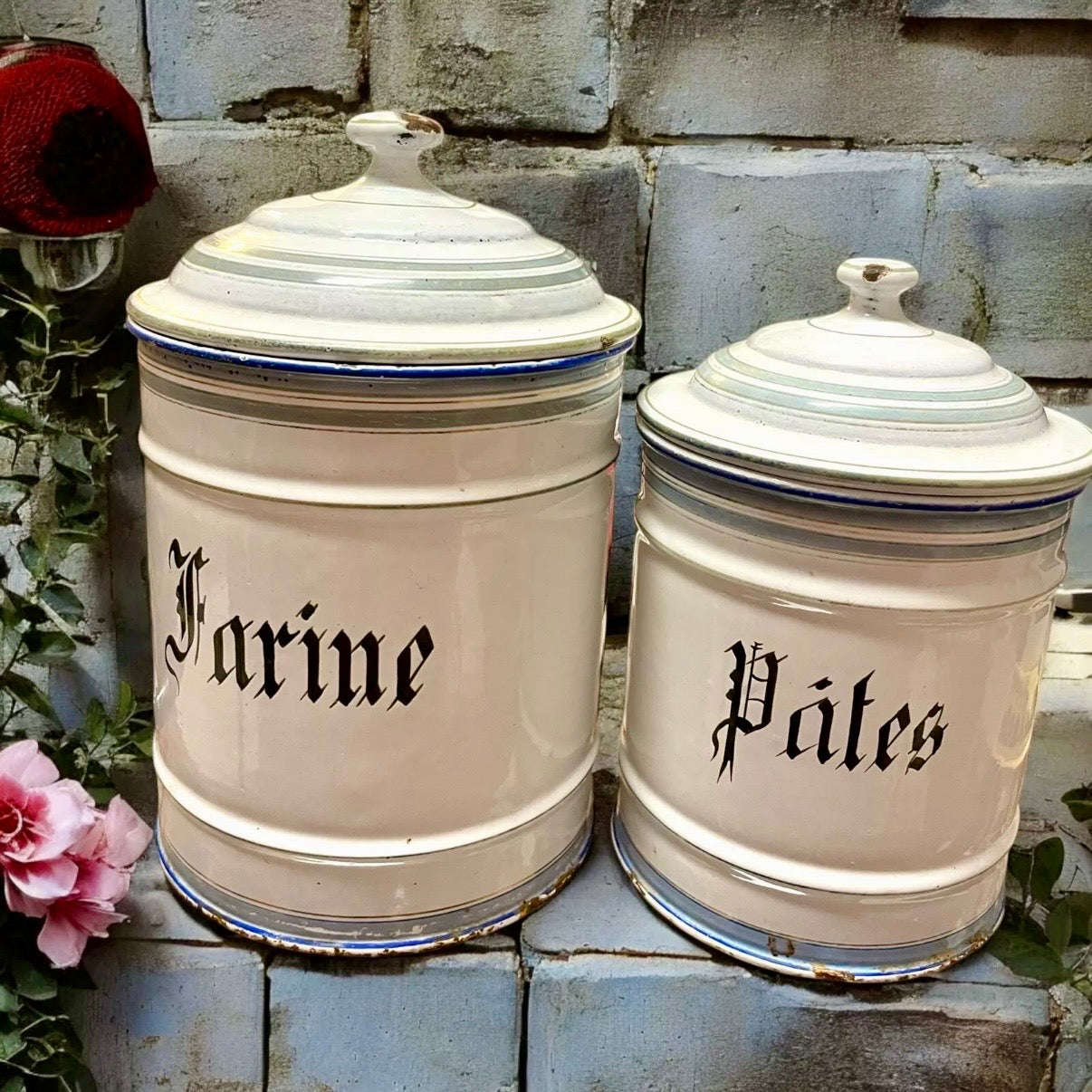 Coppia barattoli smaltati provenzali antichi da cucina, anni 20-30