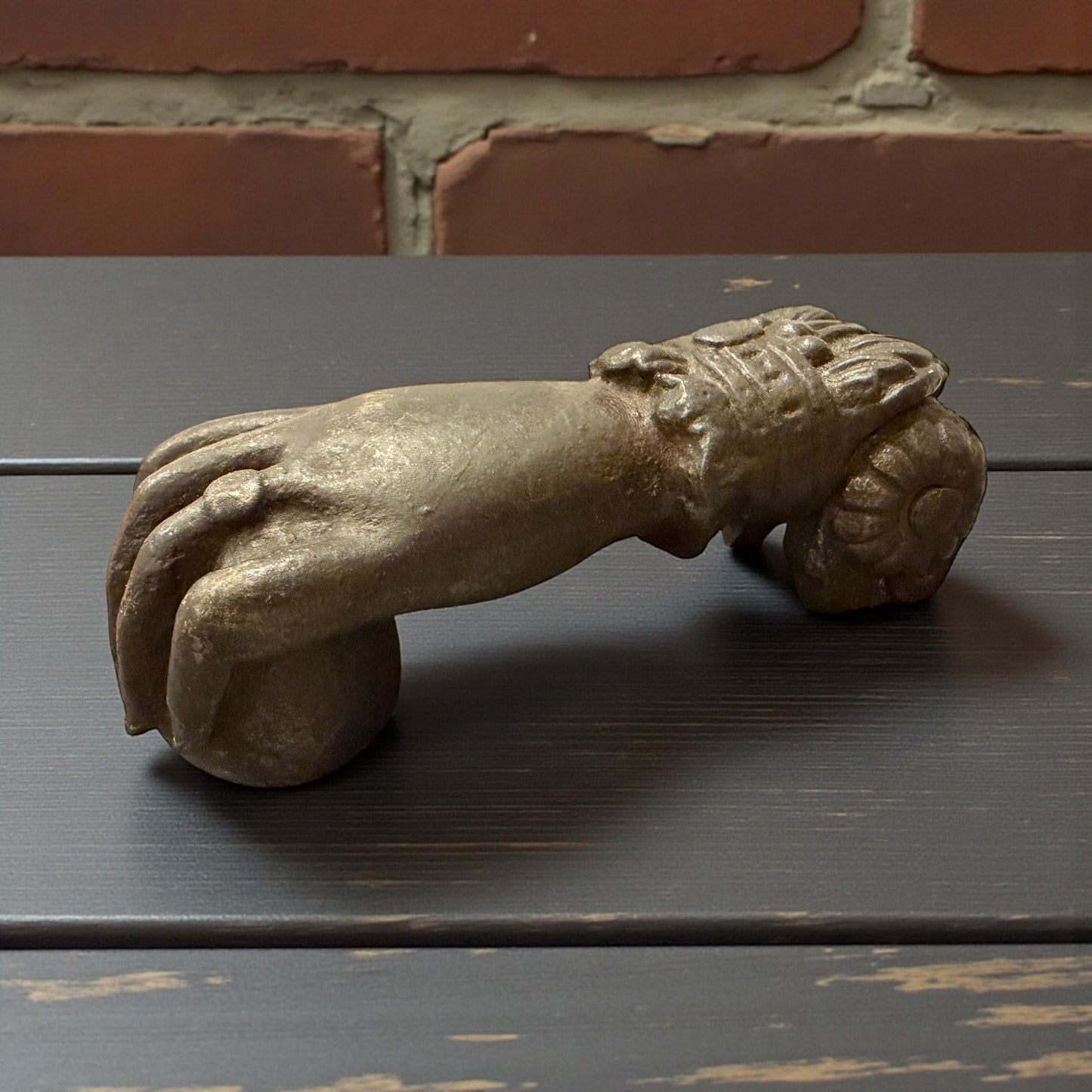 Battente in ghisa antico fine ‘800 primo ‘900 a guisa di mano femminile