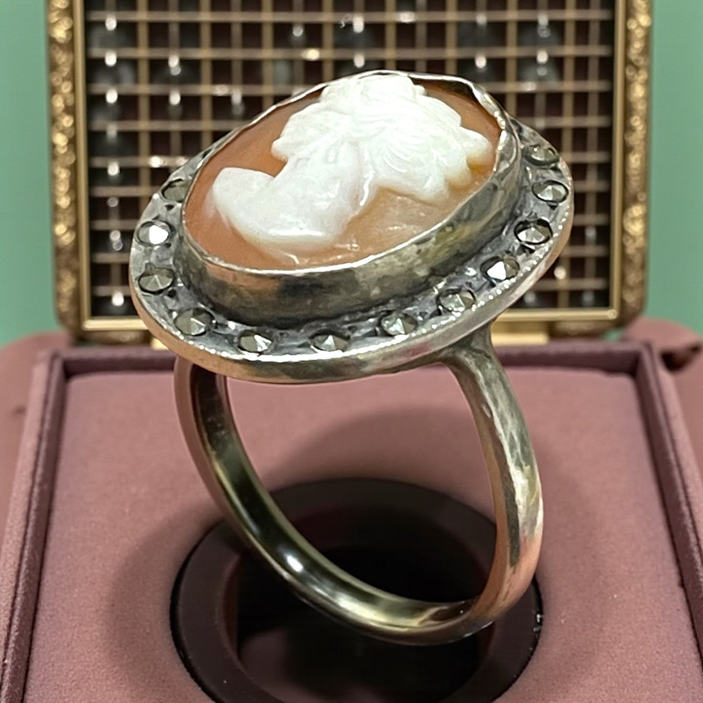 Anello anni ‘40 con cameo conchiglia, argento 800 e marcasiti
