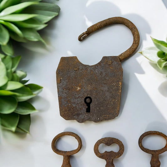 Lotto di 3 antichi lucchetti e 10 antiche chiavi