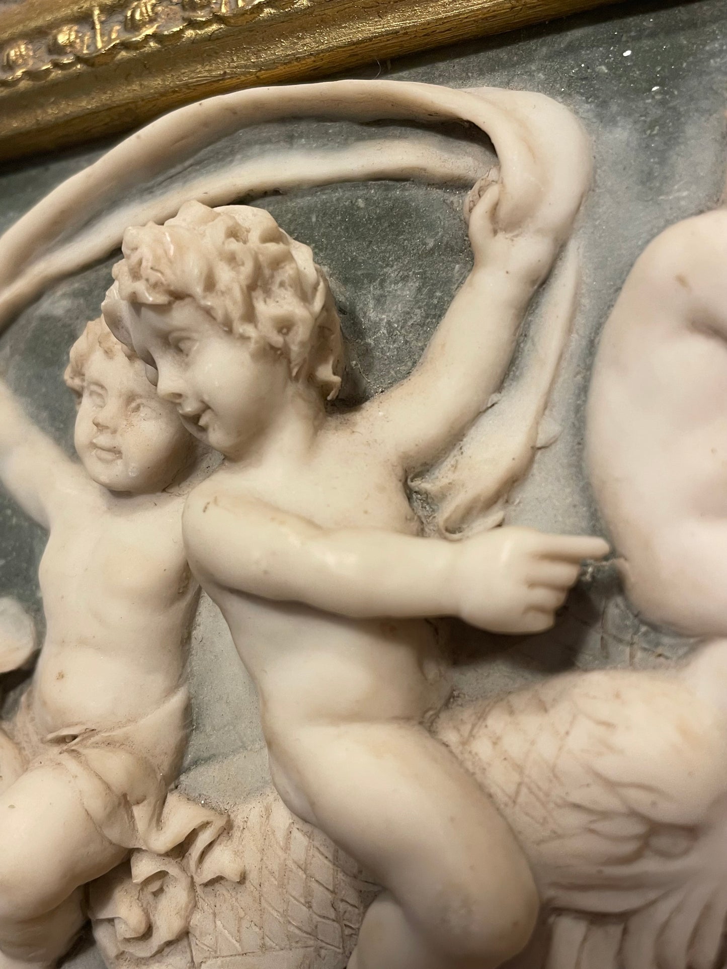 Coppia quadri in cornice barocca, bassorilievi in polvere di marmo anni ‘50 con putti