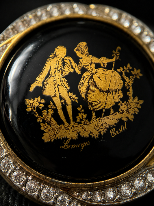 Preziosa spilla Limoges Castel con miniatura rococò dorata su porcellana nera e cristalli