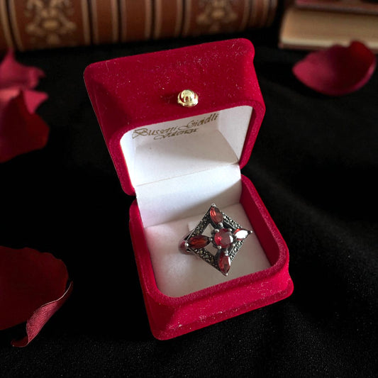 Cocktail ring in argento a montatura traforata con granati e marcasiti