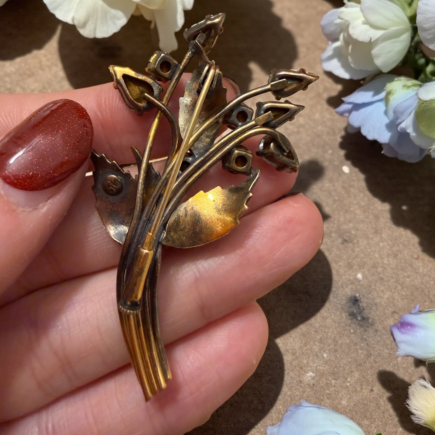 Spilla bouquet floreale anni ‘40 firmata, placcata oro con cristalli azzurri