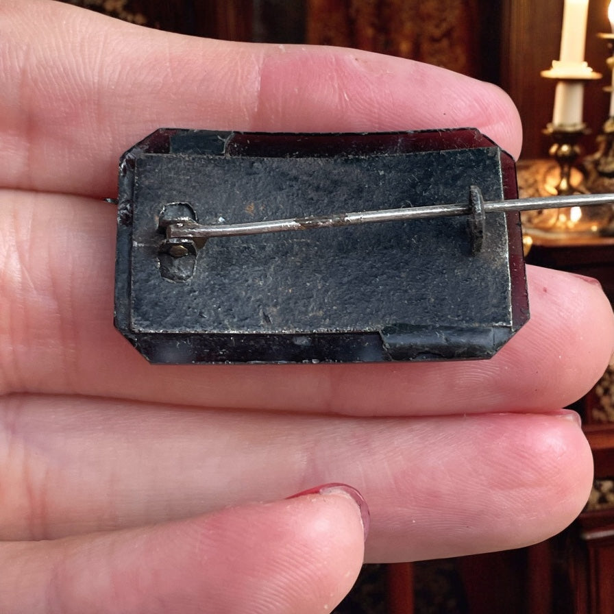 Spilla da lutto in vetro inciso, 1880 - 1910
