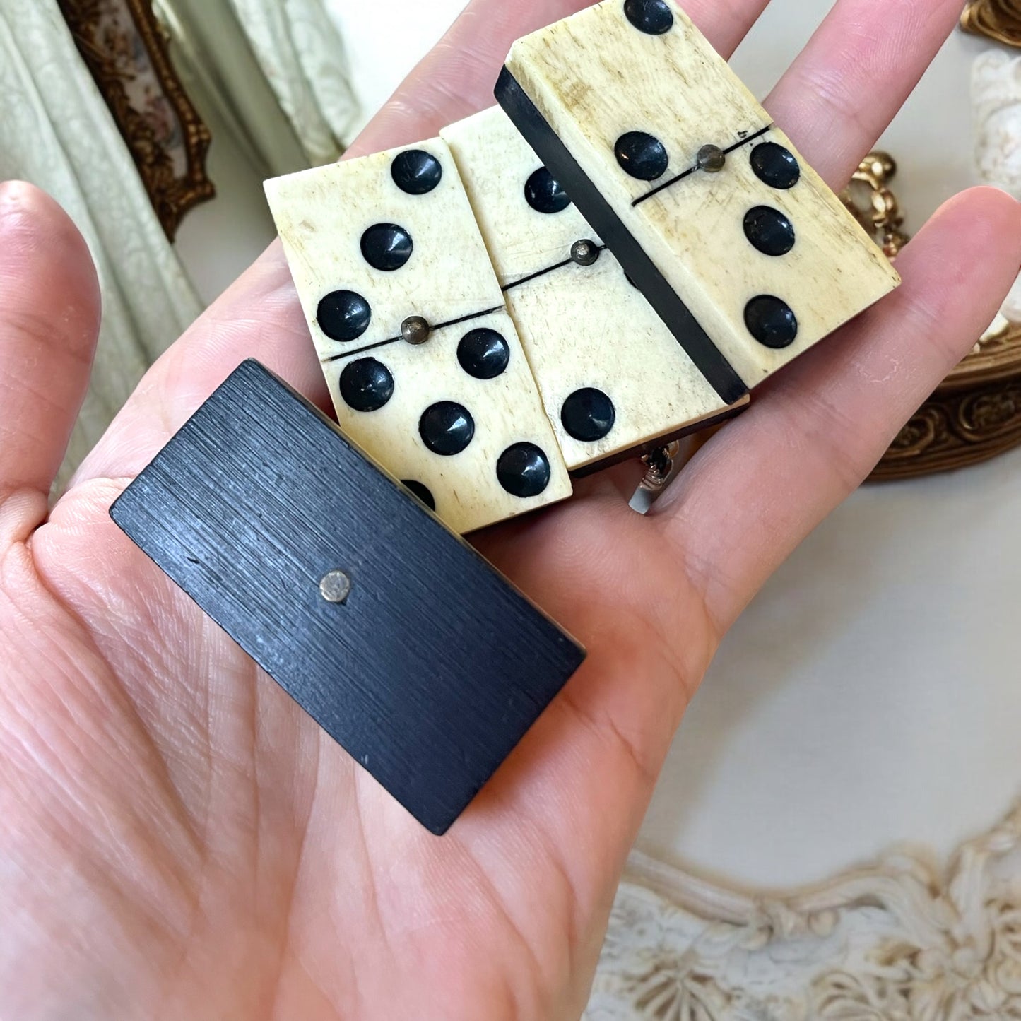 Antico domino in osso ed ebano, in scatola con coperchio scorrevole, circa metà ‘800.