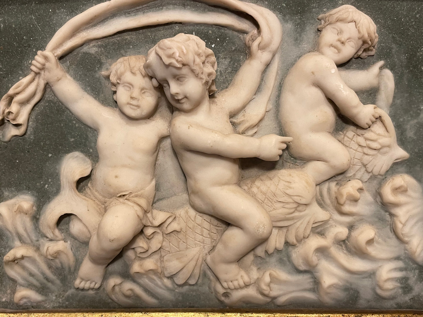 Coppia quadri in cornice barocca, bassorilievi in polvere di marmo anni ‘50 con putti