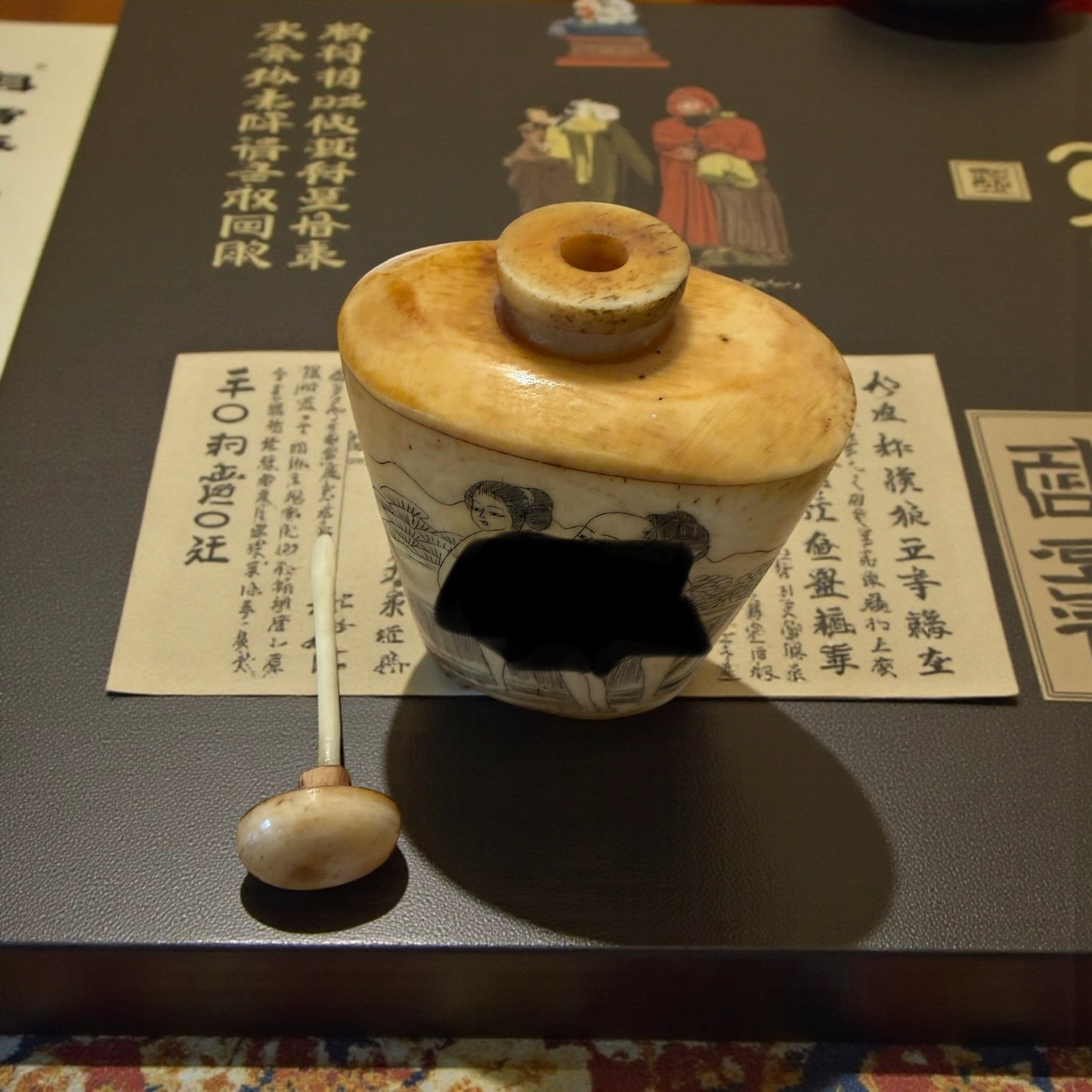 Snuff bottle in osso decorata su entrambi i lati con scene erotiche, Cina, metà ‘900 completa di cucchiaino