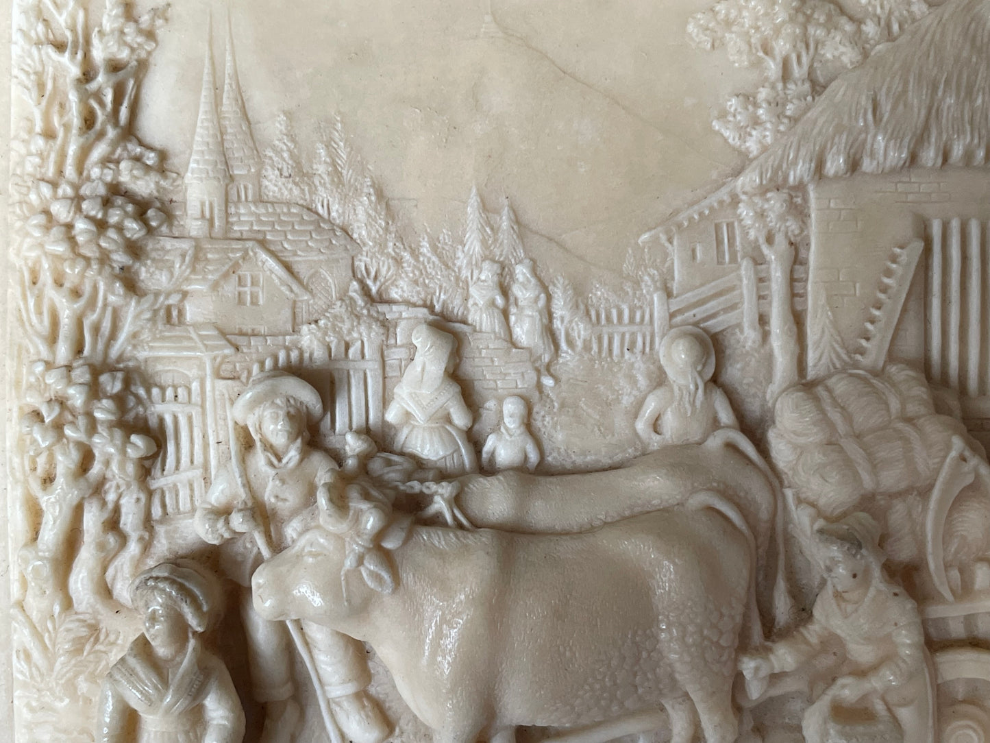 Placca con scena rurale in pietra calcarea, in cornice lignea, tardo ‘800, provenienza fiamminga