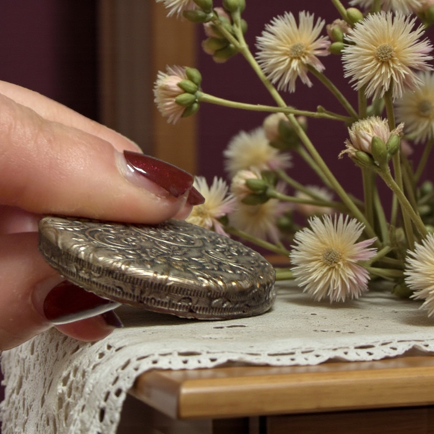 Specchio scorrevole pendente da Chatelaine, ca anni ‘20 decorato