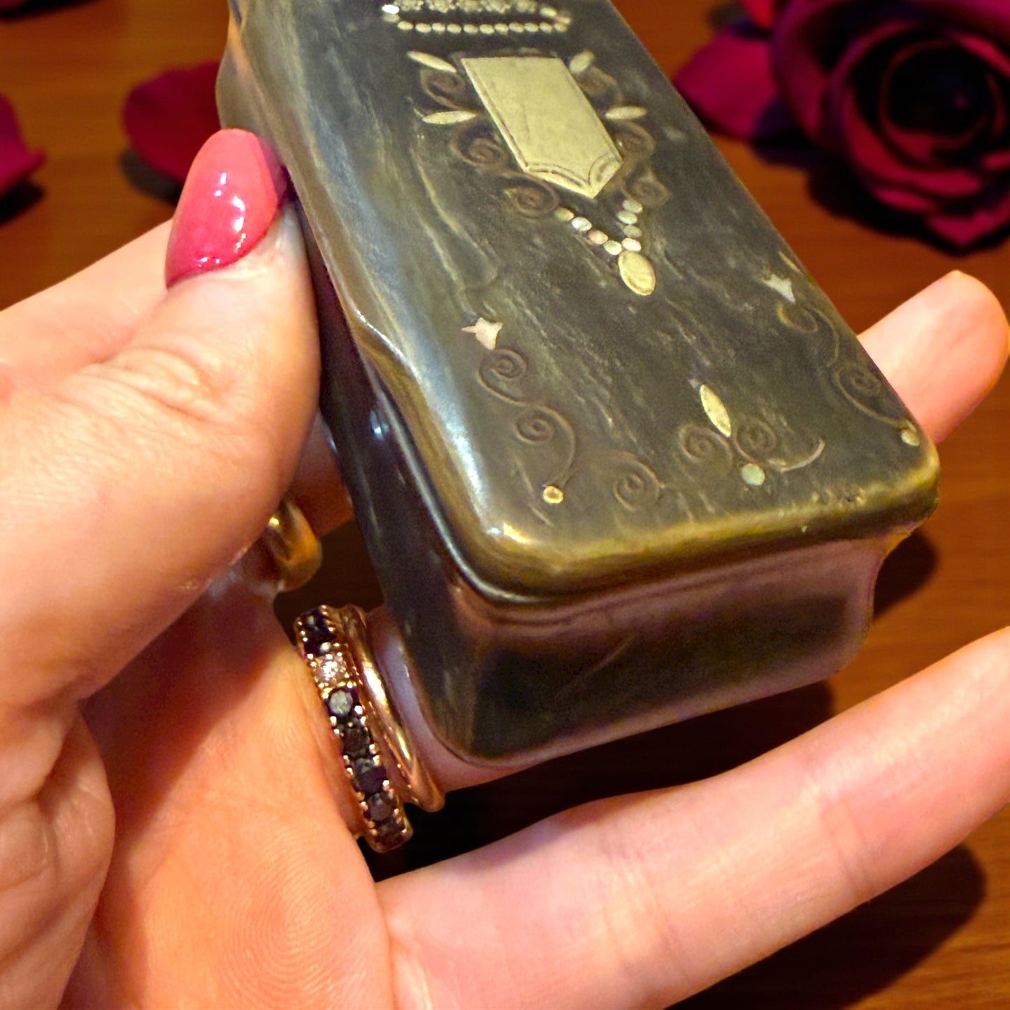 Splendida tabacchiera fine ‘800 in corno con inserti argentati e madreperla gioiello