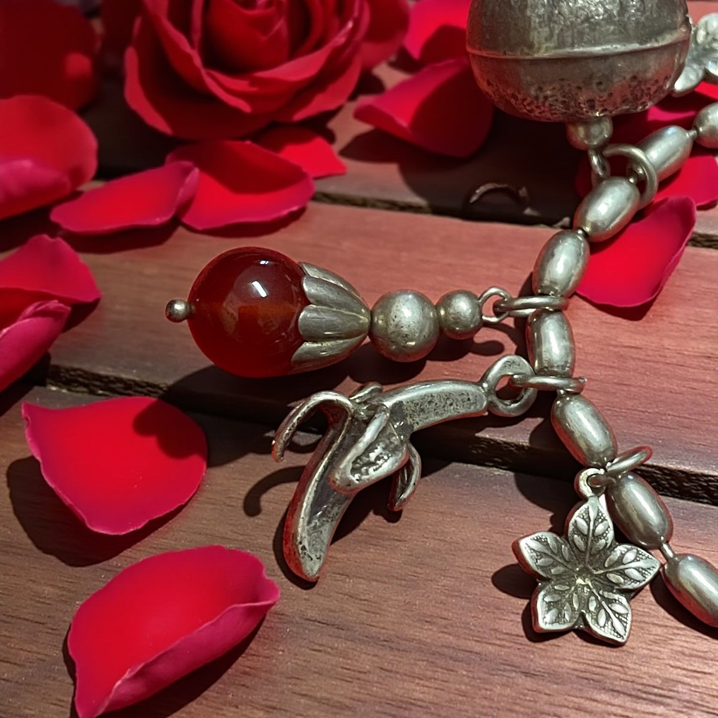 Bracciale in argento massiccio e corniola con simboli di fertilità, anni ‘40