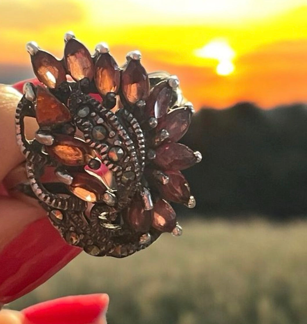 Anello cocktail in argento con granati almandini e marcasiti