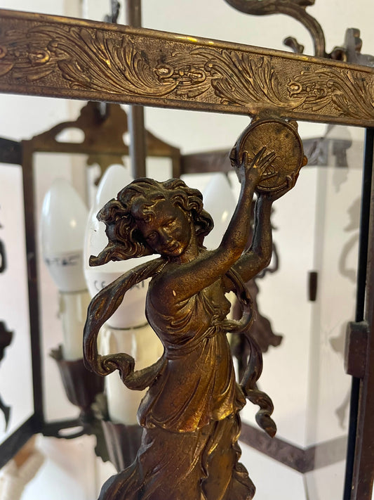 Grande lanterna con danzatrici