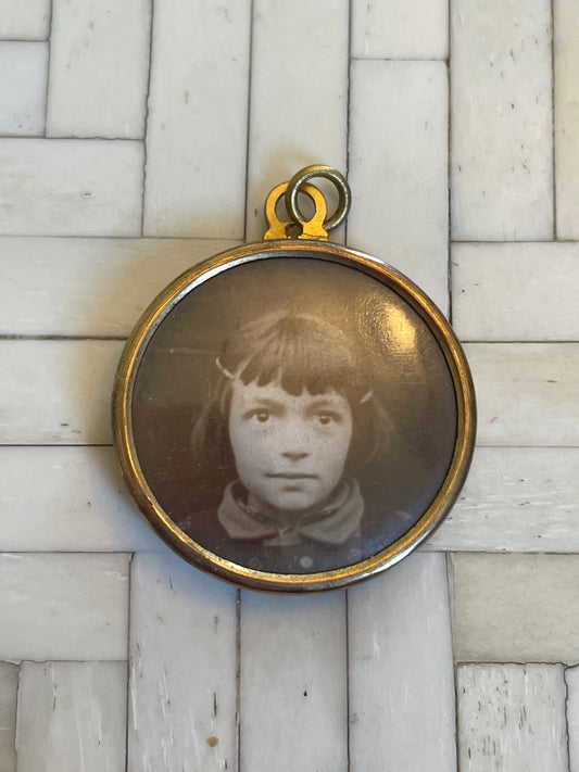 Ciondo bifacciale anni ‘20, ritratto e medaglia con rondine, cornice placcata oro.