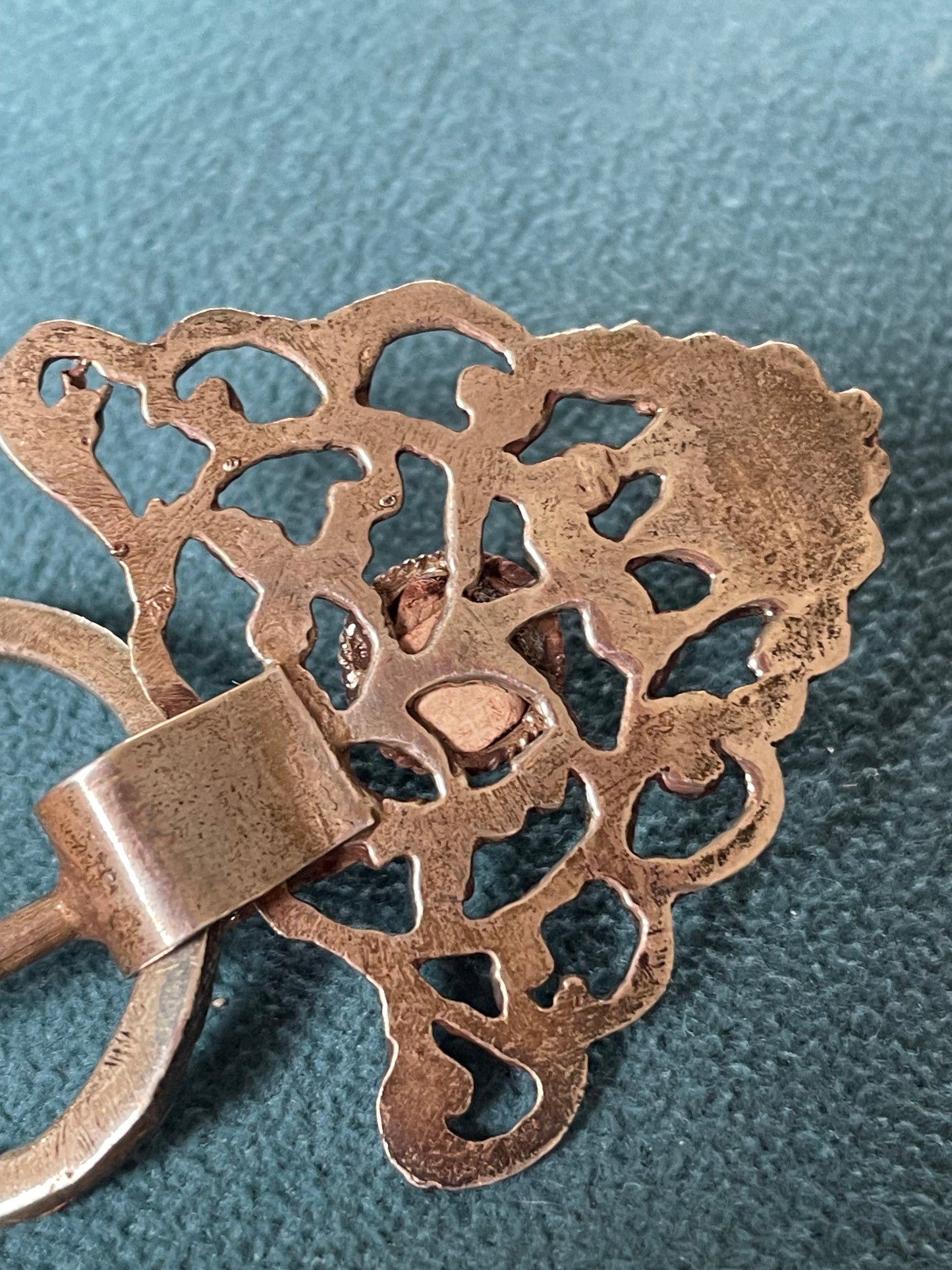 Spilla anni ‘60 fibula da mantello in argento con cabochon corallo