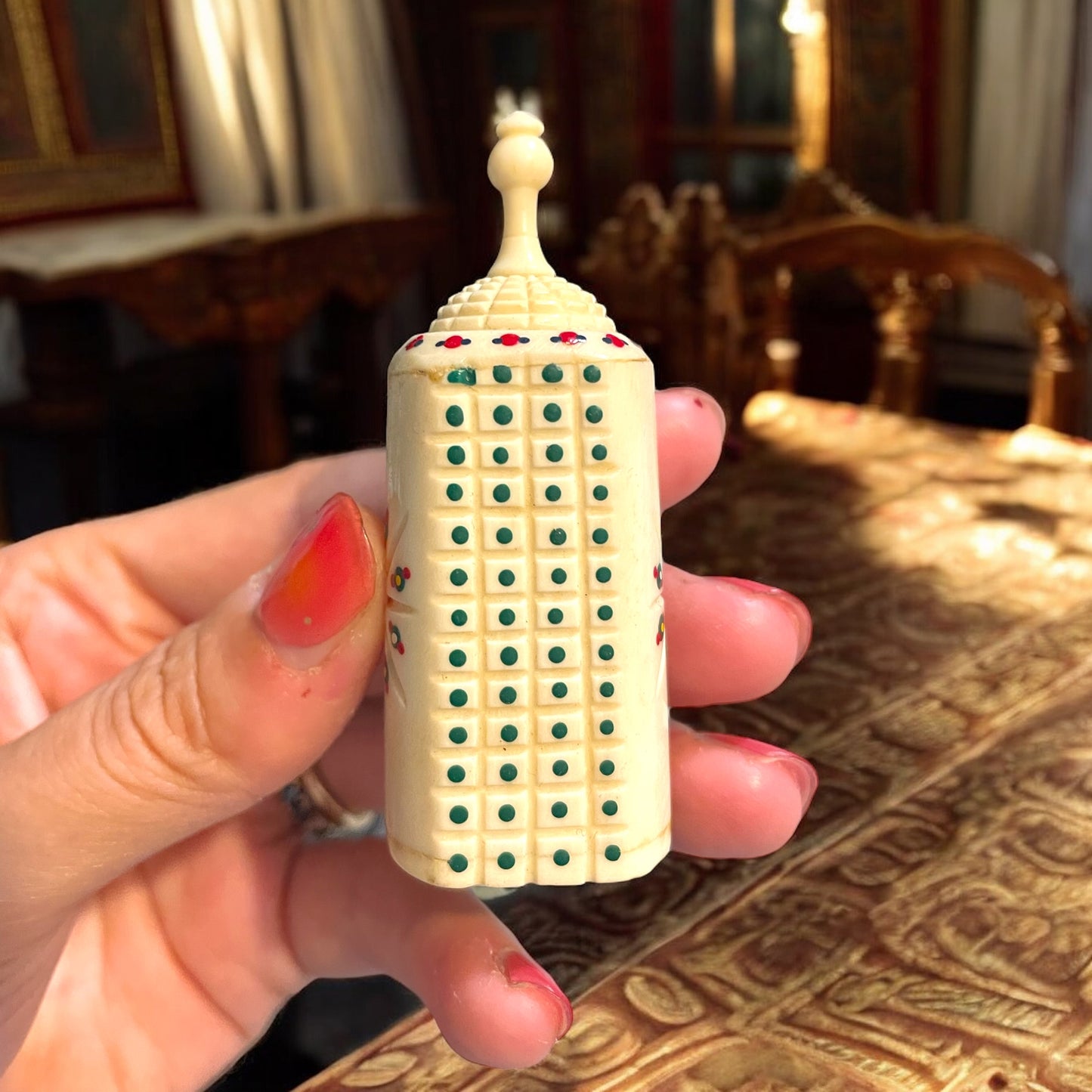 Contenitore per polveri per uso personale, antico, decorato, con dosatore
