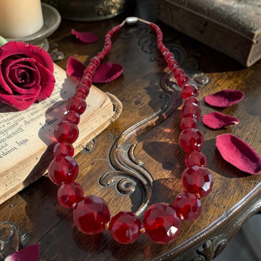 Collana in perle di vetro sfaccettato degradé rosso rubino, anni ‘60 ca