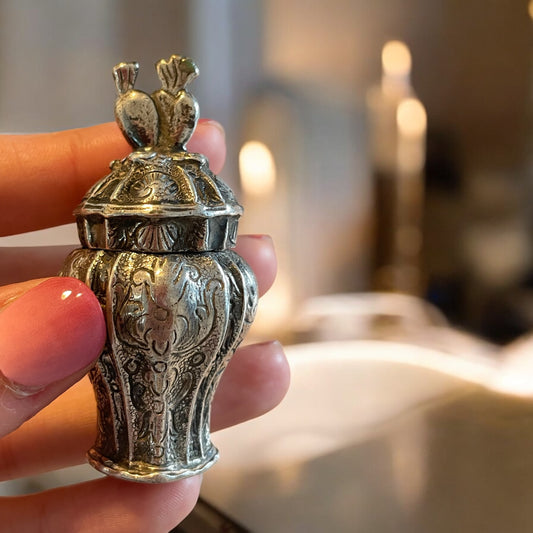 Piccolo reliquiario in argento cesellato, primo novecento