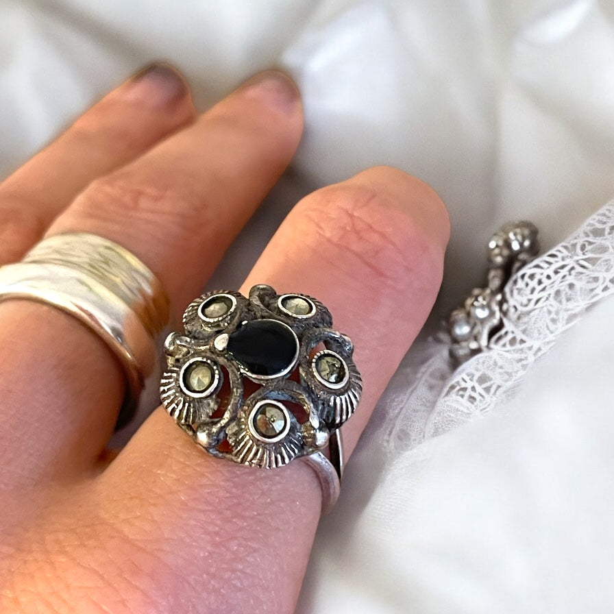 Anello in argento con onice e marcassiti, ca metà ‘900