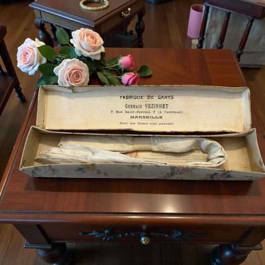 Guanti da sera in pelle sopra gomito mai usati in confezione originale fine ‘800 con cartellino