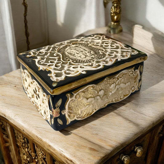 Scatola in porcellana traforata con putti “Cesello” anni ‘50 da essenze